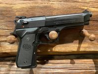 Beg Beretta 92FS 9mm (9x19) m tillbehör