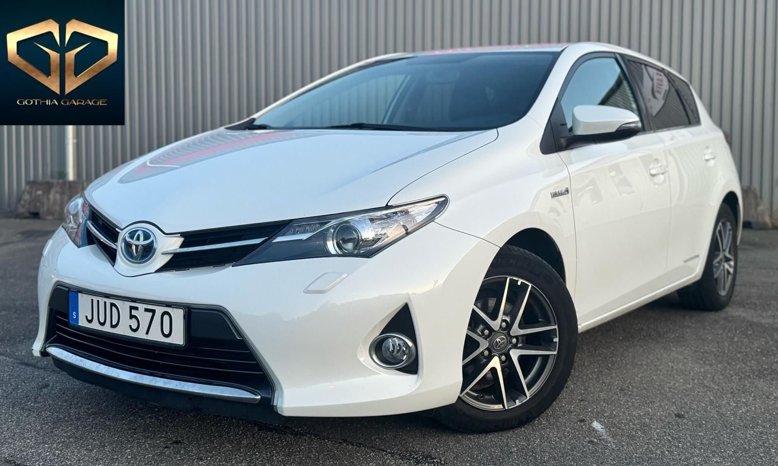 Toyota Auris Hybrid e-CVT, 136hp, 2015