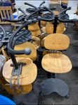 Ergonomisk stol med en trärygg och sits, och en fotpall