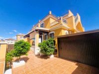 Kvartshus med källare och garage i Torrevieja. T232