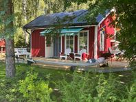 Mysig stuga vid vattnet