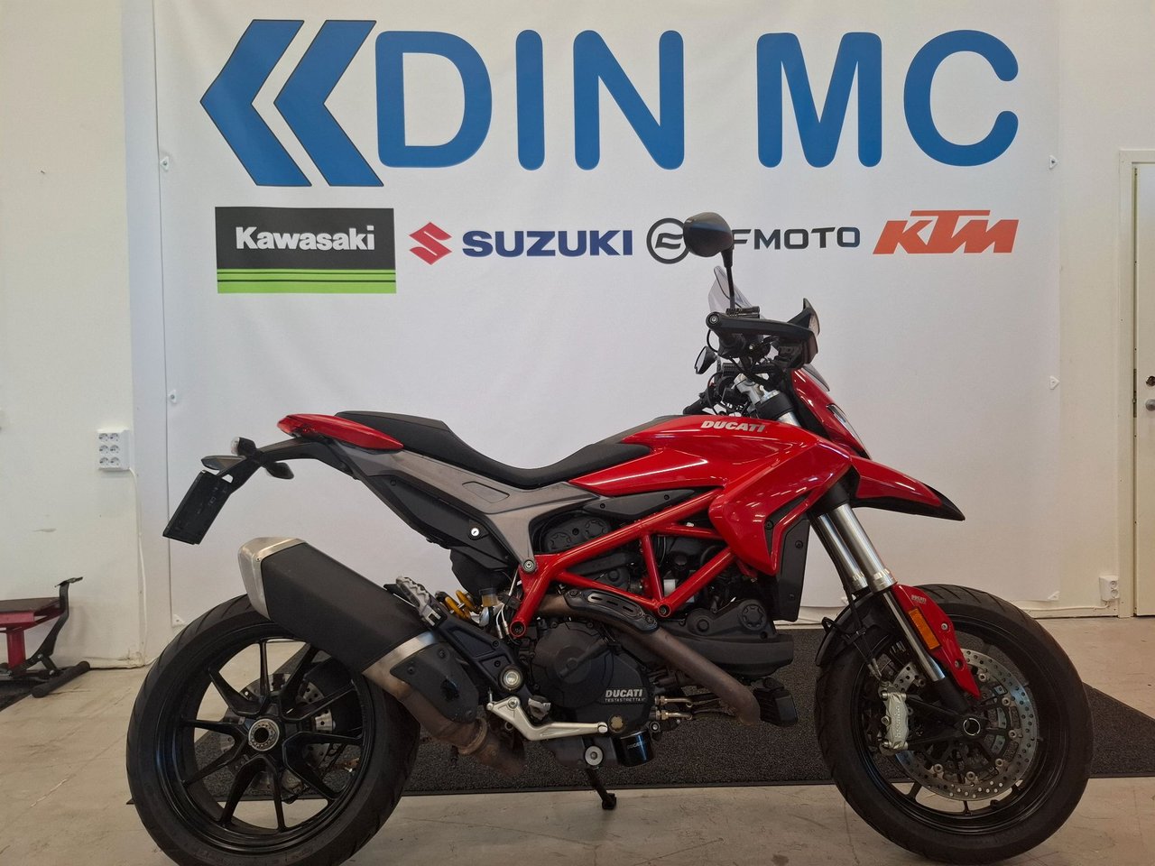 Ducati Hypermotard 939 "Välvå...
