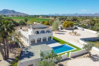 Fantastisk villa med privat pool och naturnära läge i Catral