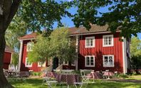 Café, butik och idyllisk Dalagård vid sjökant i Södra Dalarn