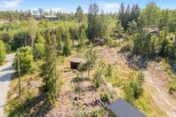 Villatomt med vatten och avlopp. Stor tomt om 2 027 kvm högt