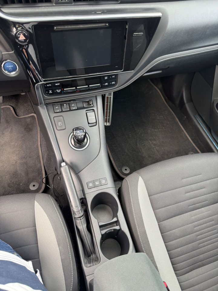 Toyota Auris Touring Sports Hybrid e-CVT, 136hk, 2016