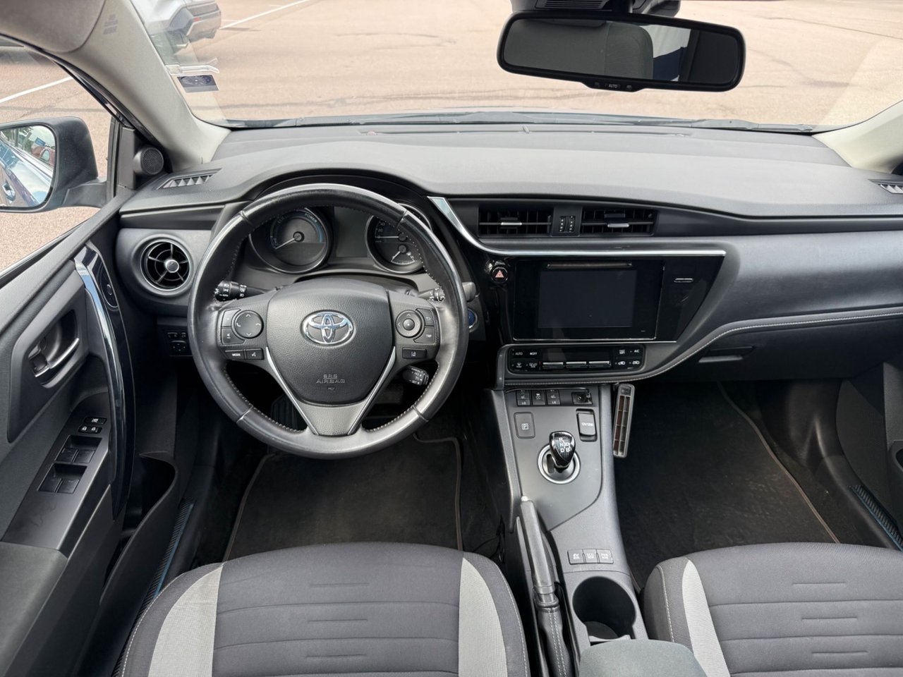 Toyota Auris Touring Sports Hybrid e-CVT, 136hk, 2016