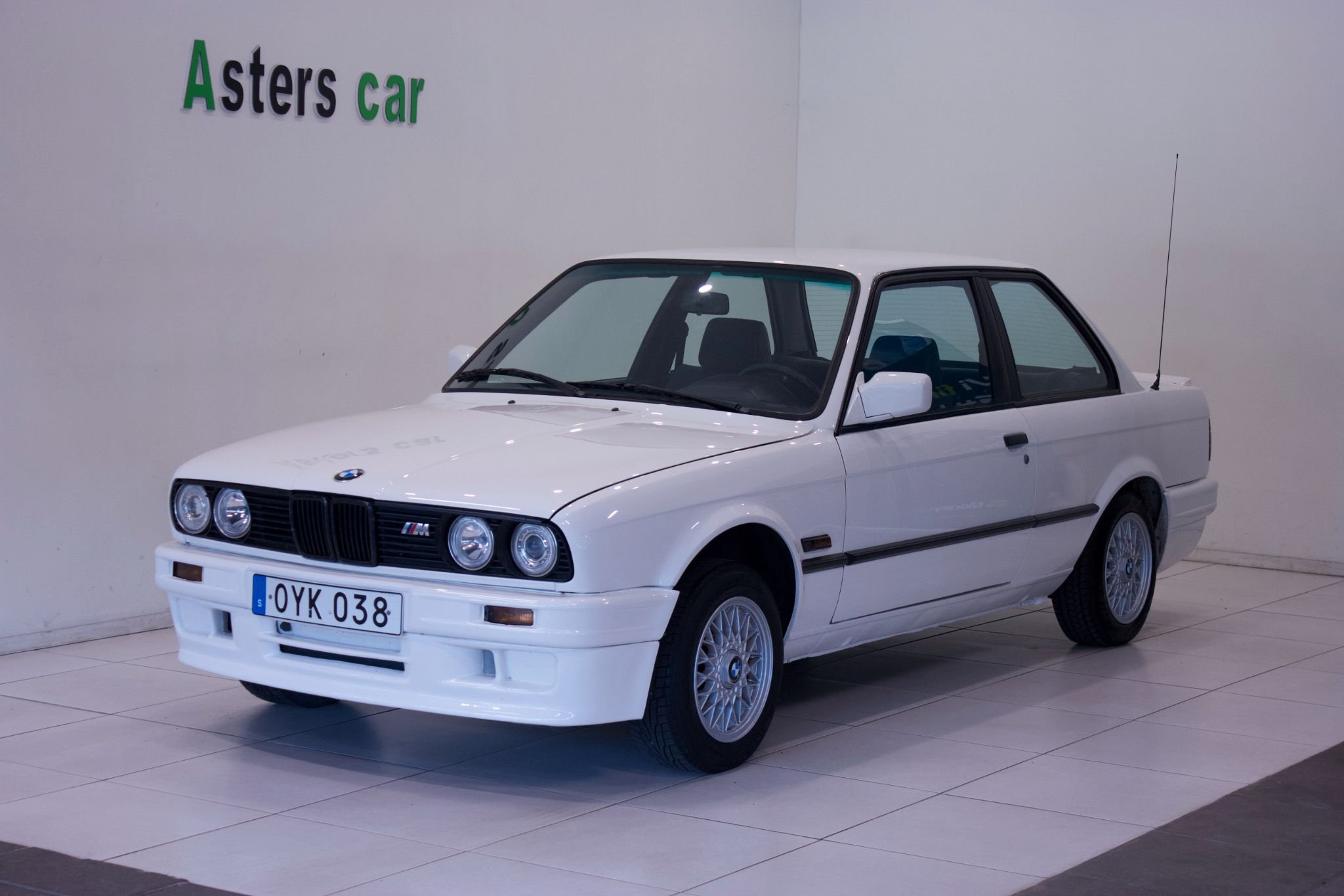 BMW 318i 2-door Sedan Manual, 113hp, 1989