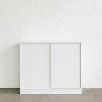 Skjutdörrskåp i vitt laminat, 120 cm brett