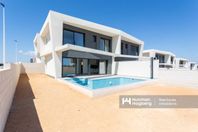 Modern familjevilla med pool, takterrass och stilren design.
