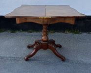Vackert pelarbord /spelbord i valnöt