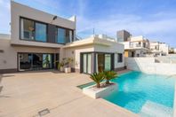 Elegant villa med fantastisk takterrass och privat pool