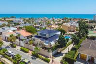 Exklusiv villa med privat pool ca 350 meter från Playa de la