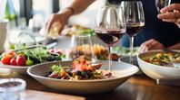 Väletablerad lunchrestaurang med buffé och julbord i central