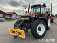Traktor New Holland M115 med frontlyft