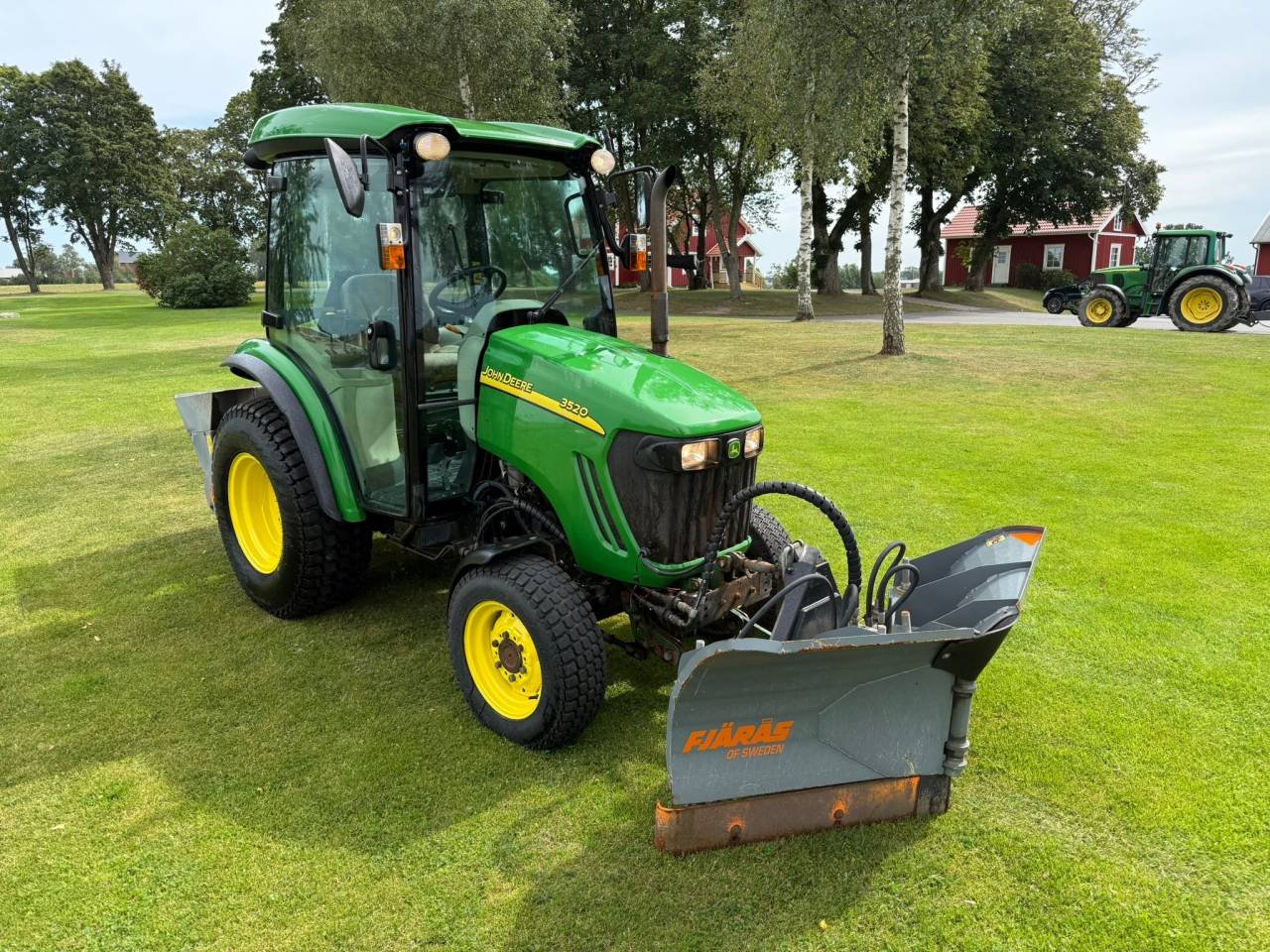 John Deere 3520
