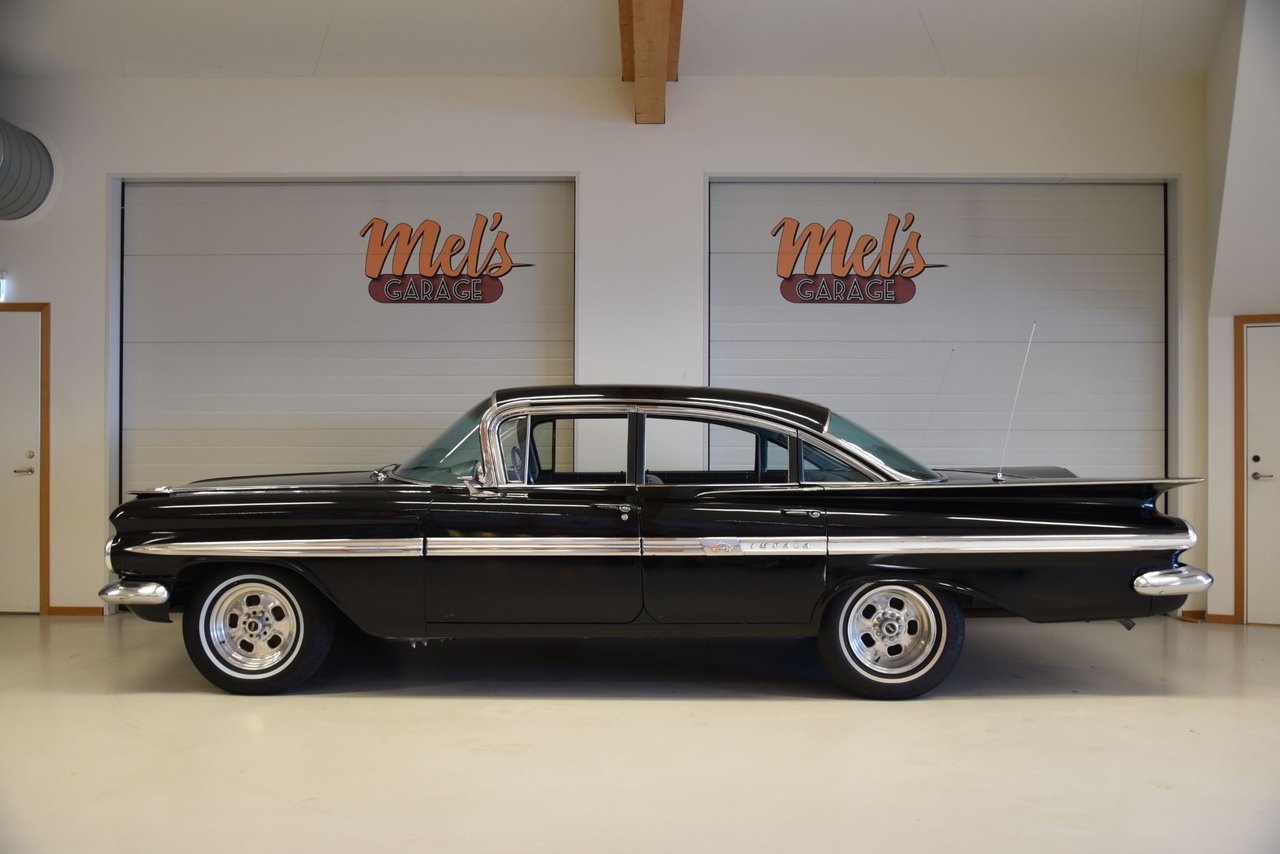 Chevrolet Impala 4-dr Sedan 1...