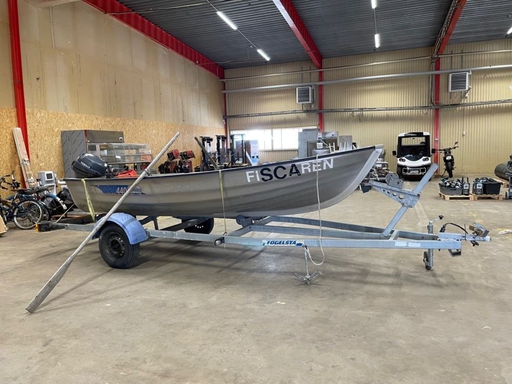 Motorbåt i aluminium med trai...