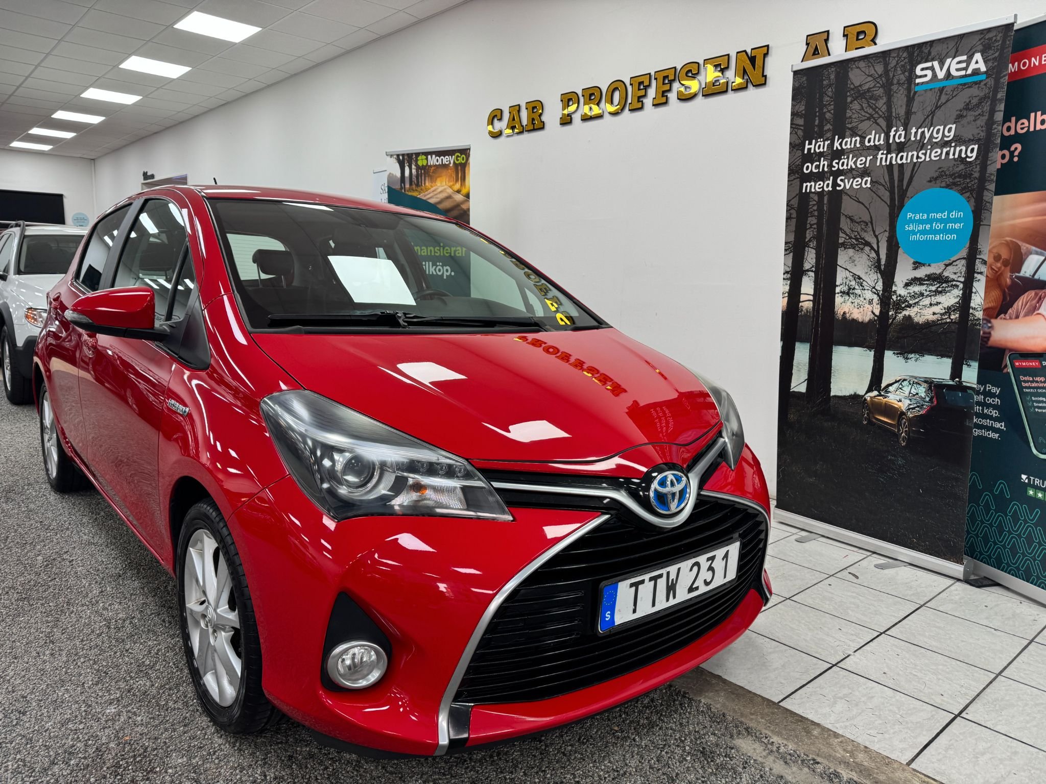 Toyota Yaris Hybrid e-CVT, 101hk, 2015