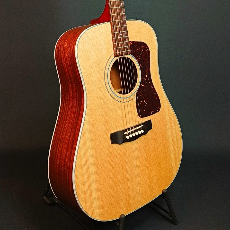 Guild D-40 Standard - Nedsatt...