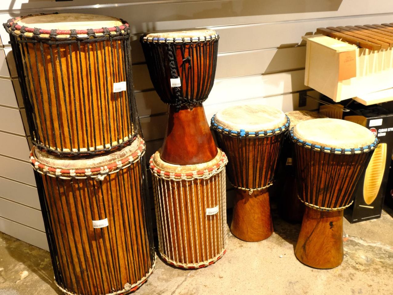 Handbyggda Djembes och DunDuns