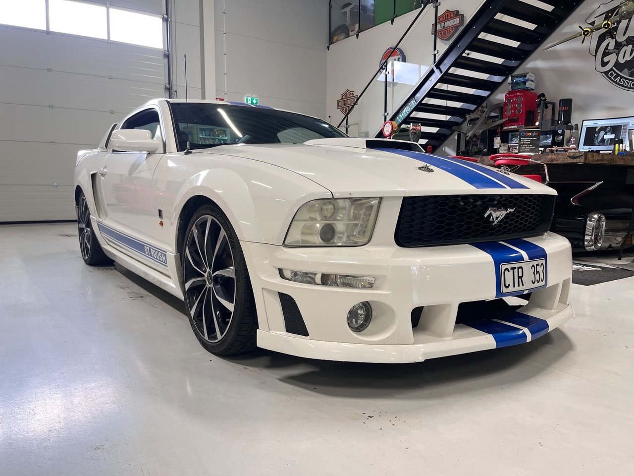 Ford Mustang GT V8 305hk Rous...
