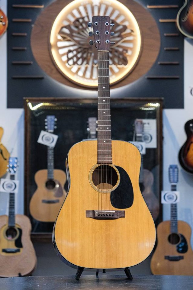 1982 Martin D-18 natural