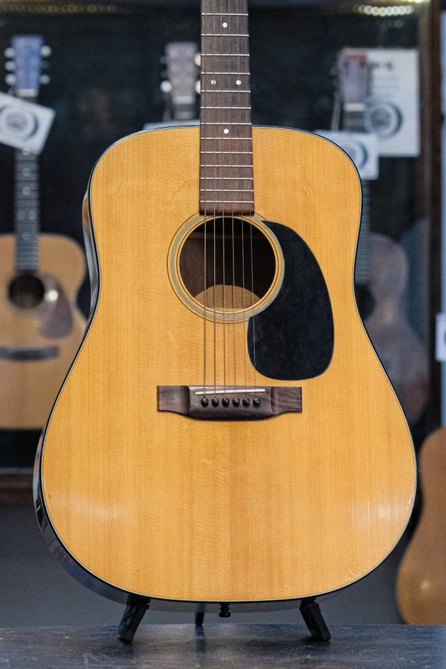 1982 Martin D-18 natural