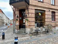 Charmigt café/restaurang på bästa hörnläge i Linnéområdet