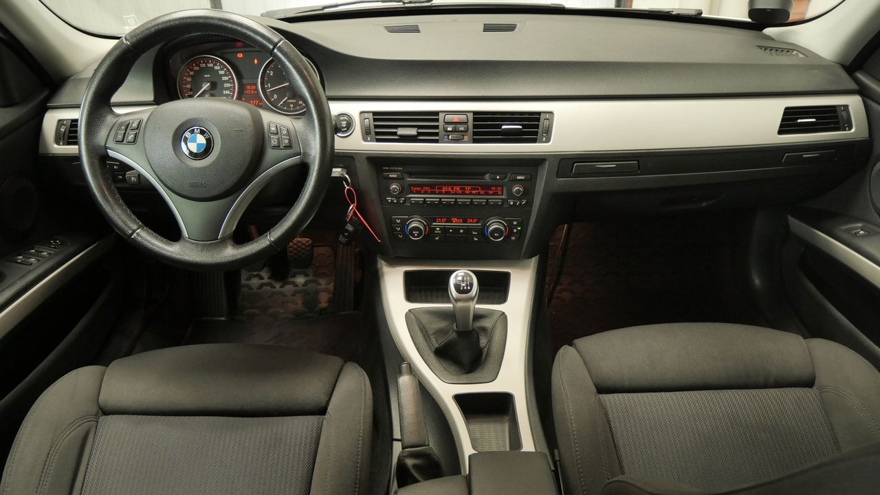 BMW 325i Sedan Manuell, 6-trinn, 218ps, 2010