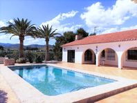 Enplansvilla med pool i Villajoyosa. V494