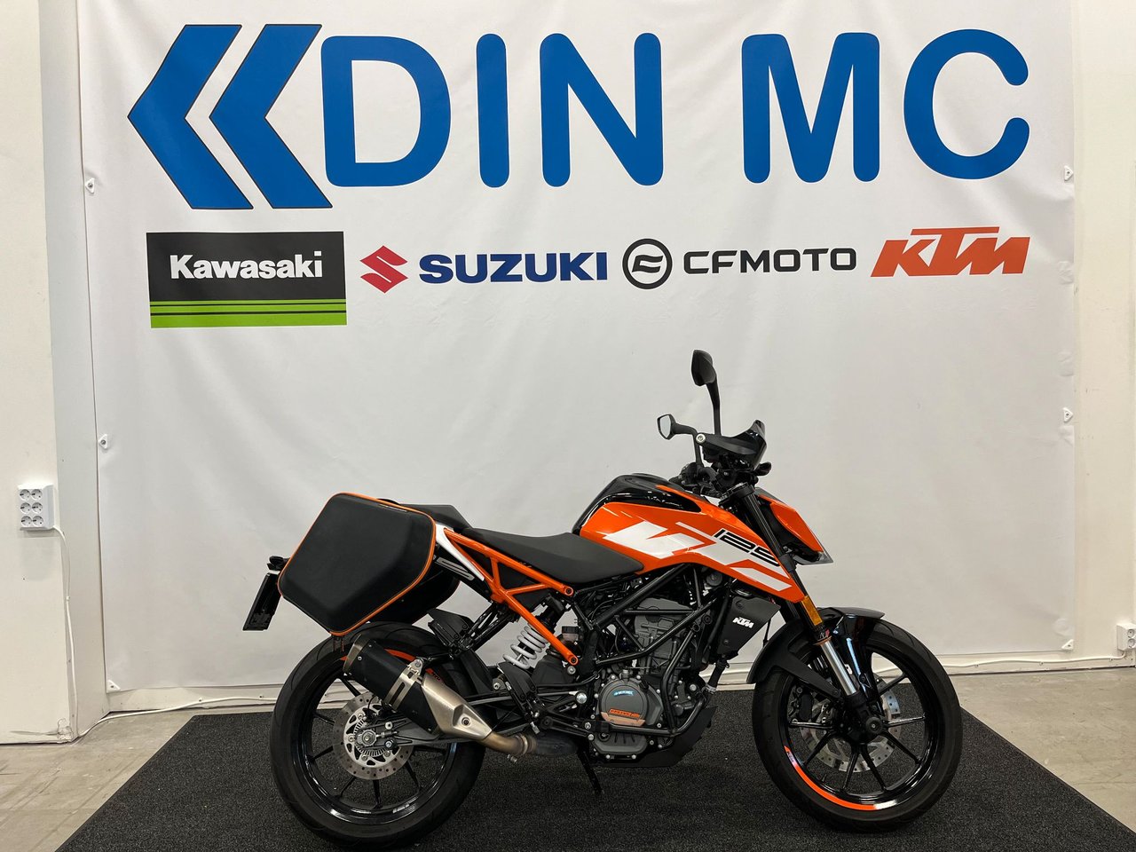 KTM 125 Duke  "Nyservad, välu...