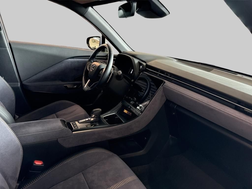 Lexus LBX 1.5 E-CVT, 136ps, 2024