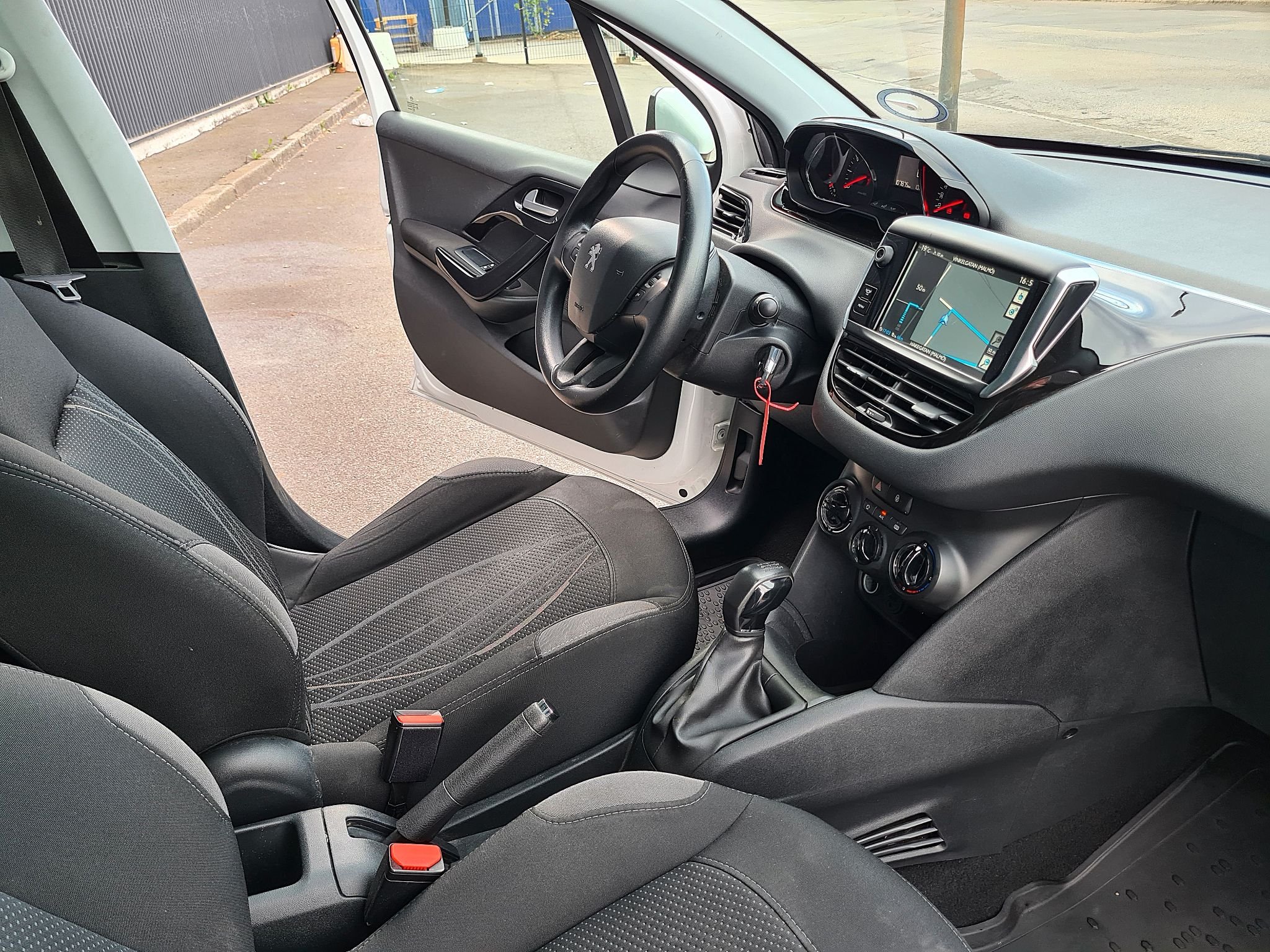 Peugeot 208 5-door 1.2 VTi 82 Manual, 82hp, 2014