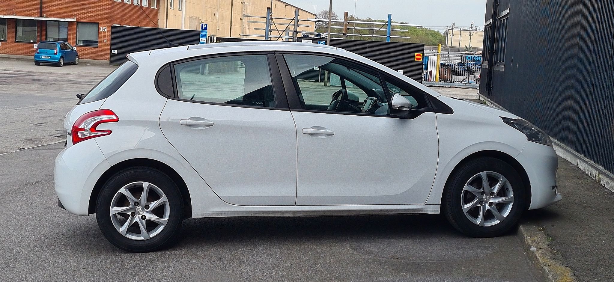 Peugeot 208 5-door 1.2 VTi 82 Manual, 82hp, 2014