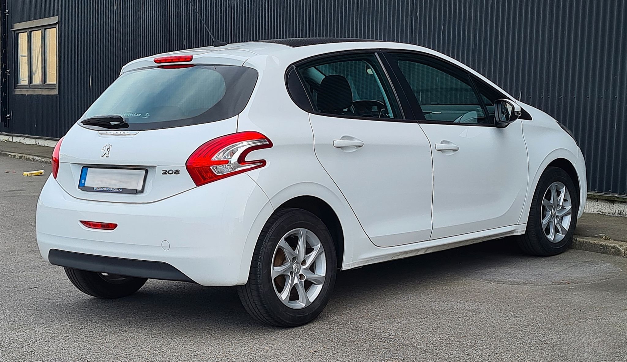 Peugeot 208 5-door 1.2 VTi 82 Manual, 82hp, 2014