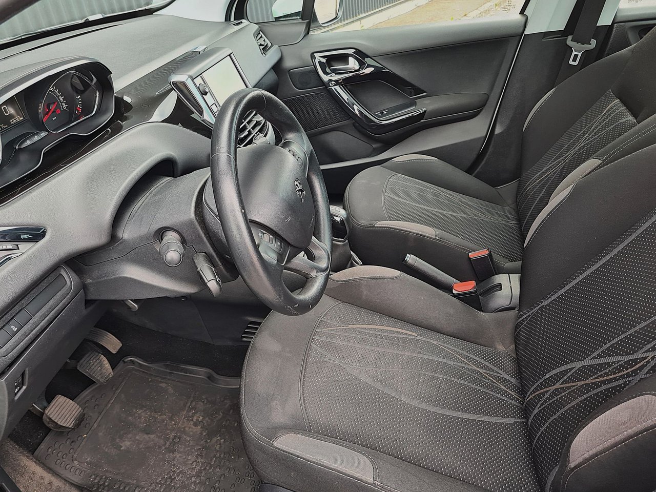 Peugeot 208 5-door 1.2 VTi 82 Manual, 82hp, 2014