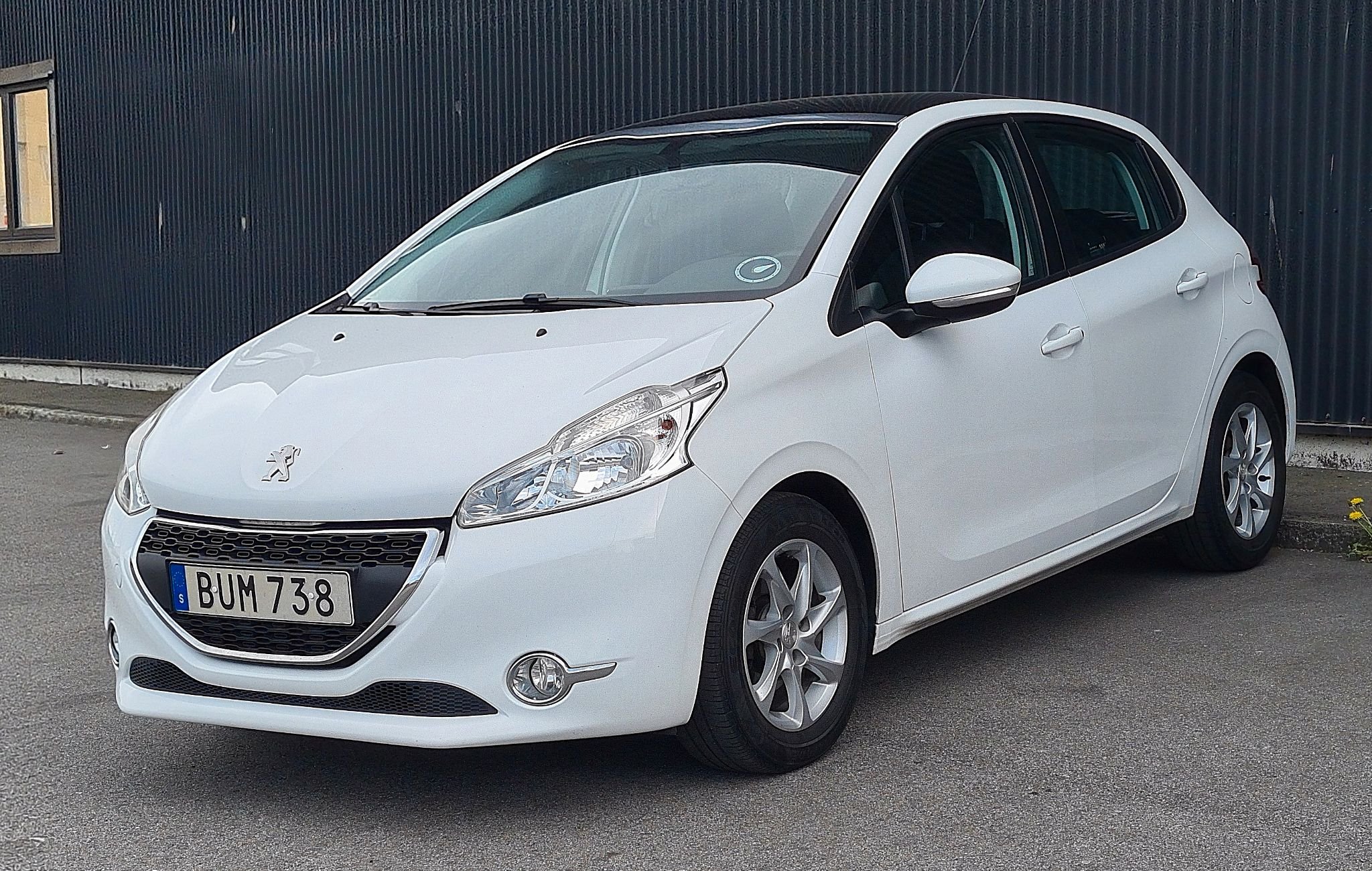 Peugeot 208 5-door 1.2 VTi 82 Manual, 82hp, 2014