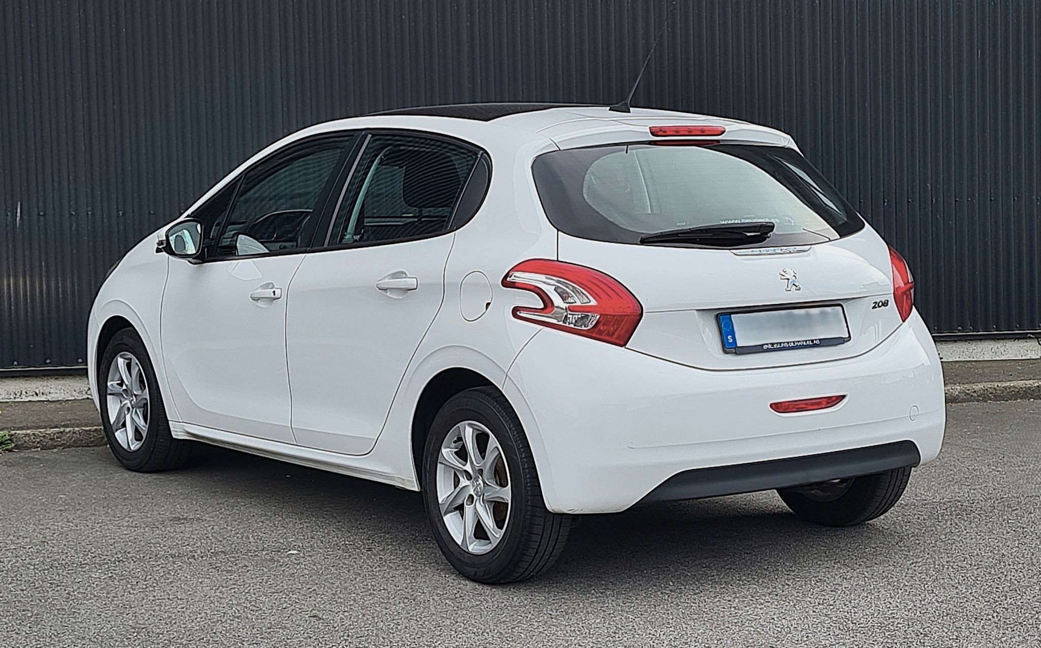 Peugeot 208 5-door 1.2 VTi 82 Manual, 82hp, 2014