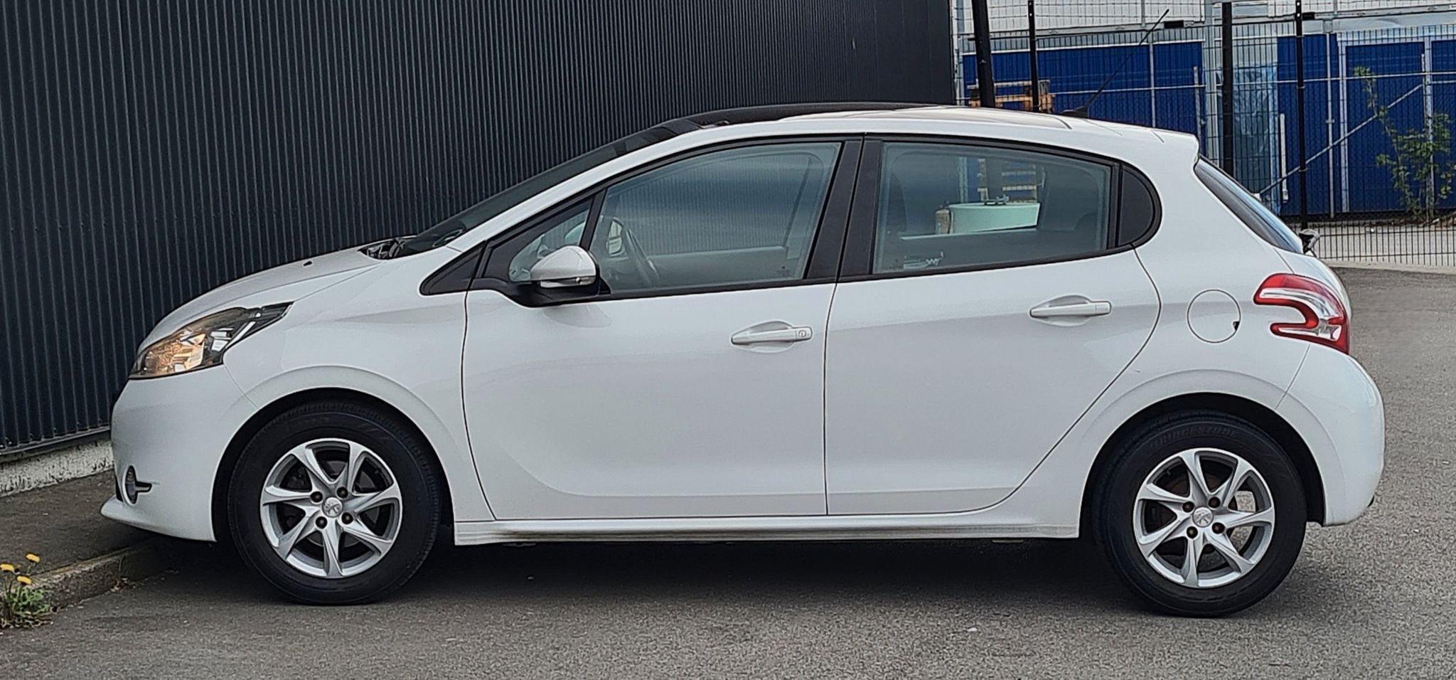 Peugeot 208 5-door 1.2 VTi 82 Manual, 82hp, 2014