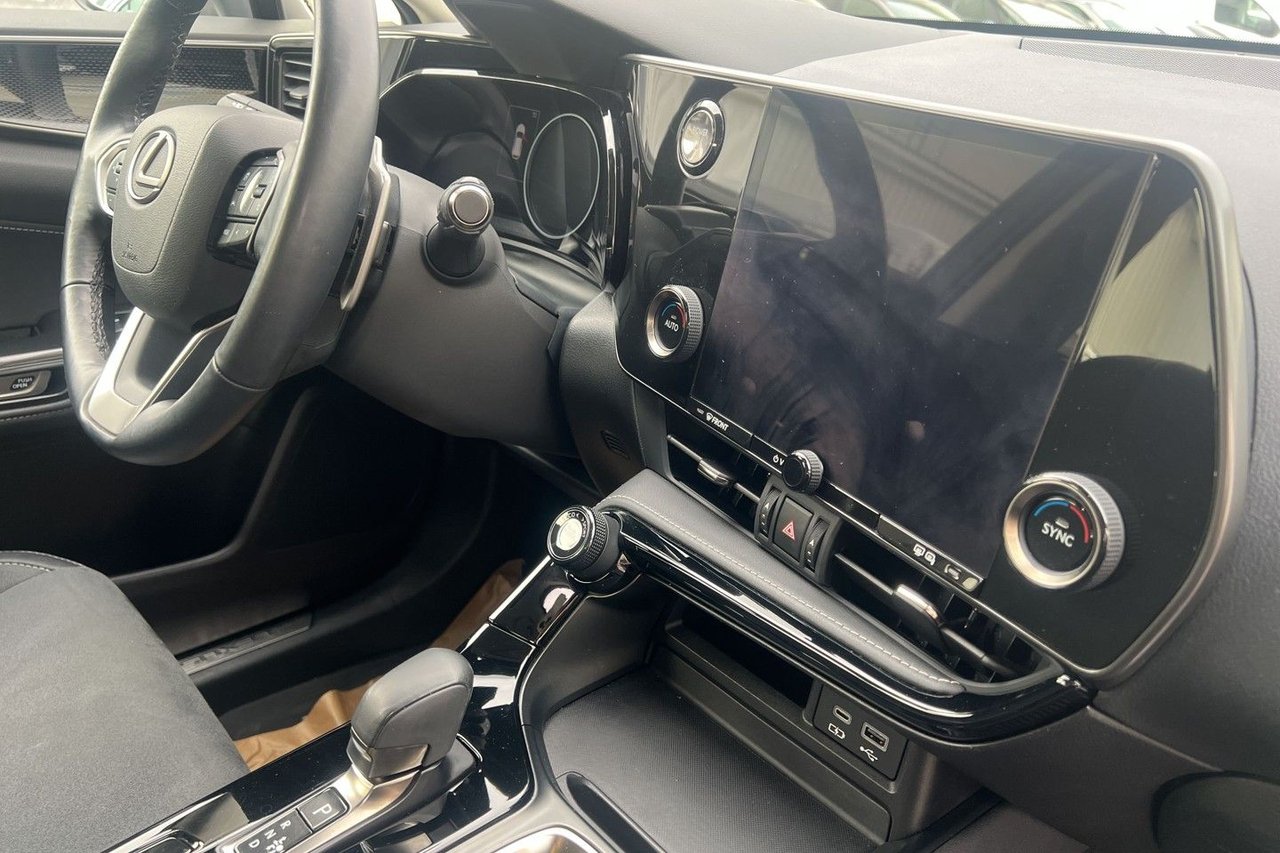 Lexus NX 350h E-CVT, 242hk, 2023