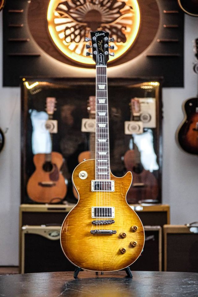 2011 Gibson Les Paul Standard...