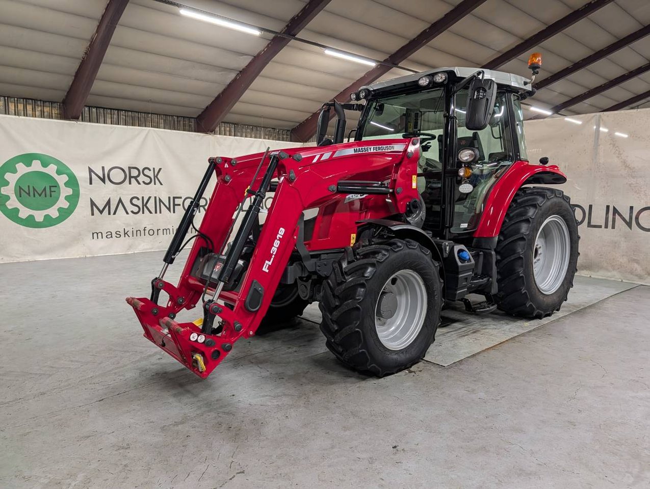 Massey Ferguson 5712S
