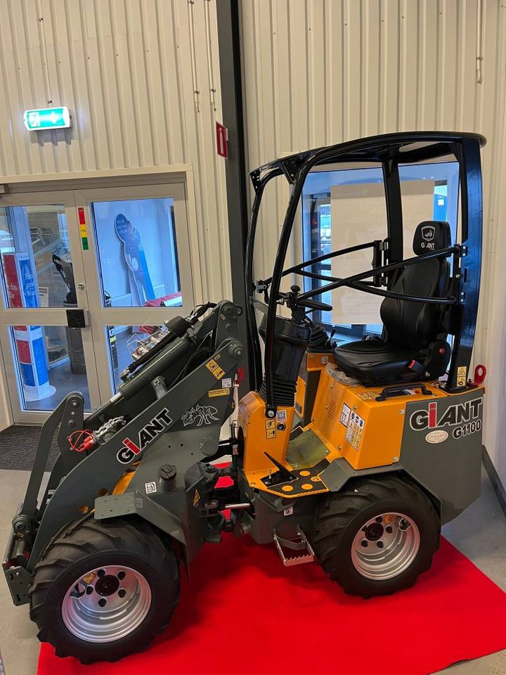 GIANT G 1100 - Demomaskin/Vis...