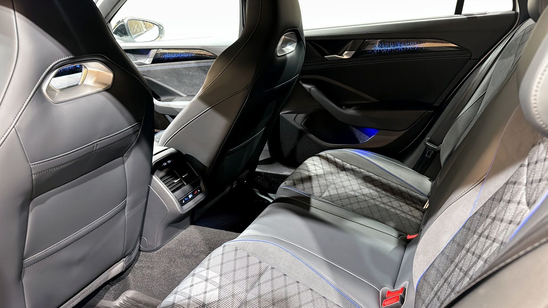 Volkswagen Passat Sportscombi 2.0 TDI DPF SCR 4Motion DSG Sekventiell, 193hk, 2025