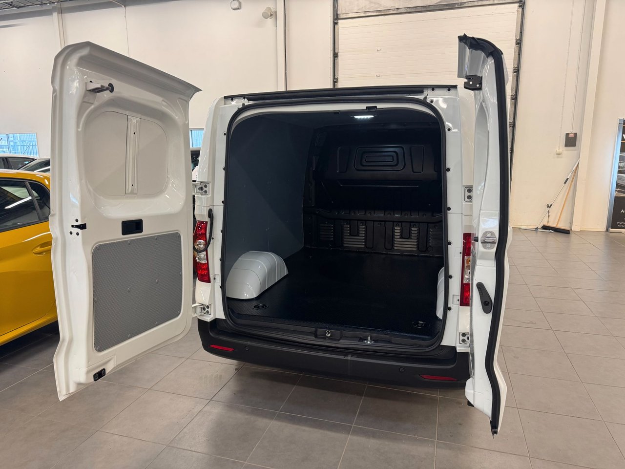 Maxus e-Deliver 3 50.2 kWh, 120hp, 2023