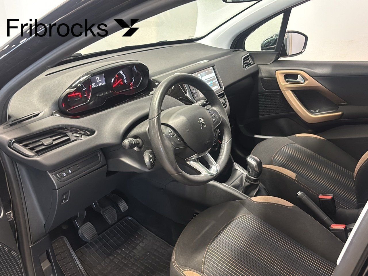 Peugeot 208 5-door 1.2 VTi 82 Manual, 82hp, 2013