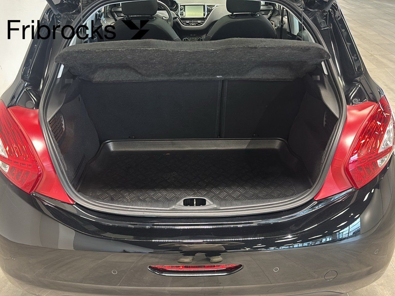 Peugeot 208 5-door 1.2 VTi 82 Manual, 82hp, 2013