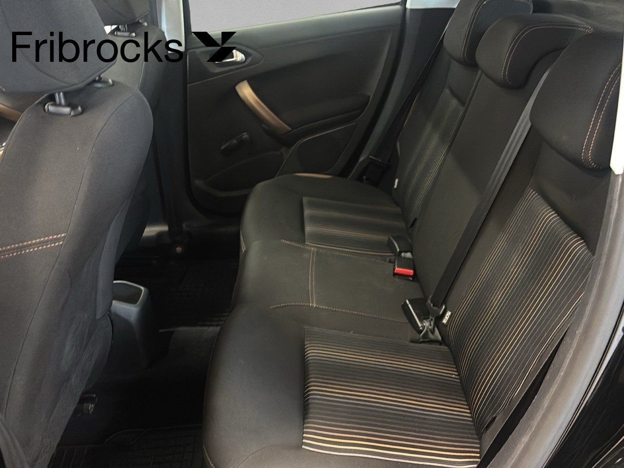Peugeot 208 5-door 1.2 VTi 82 Manual, 82hp, 2013