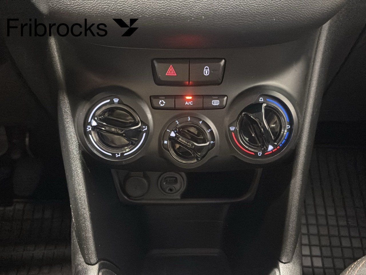 Peugeot 208 5-door 1.2 VTi 82 Manual, 82hp, 2013
